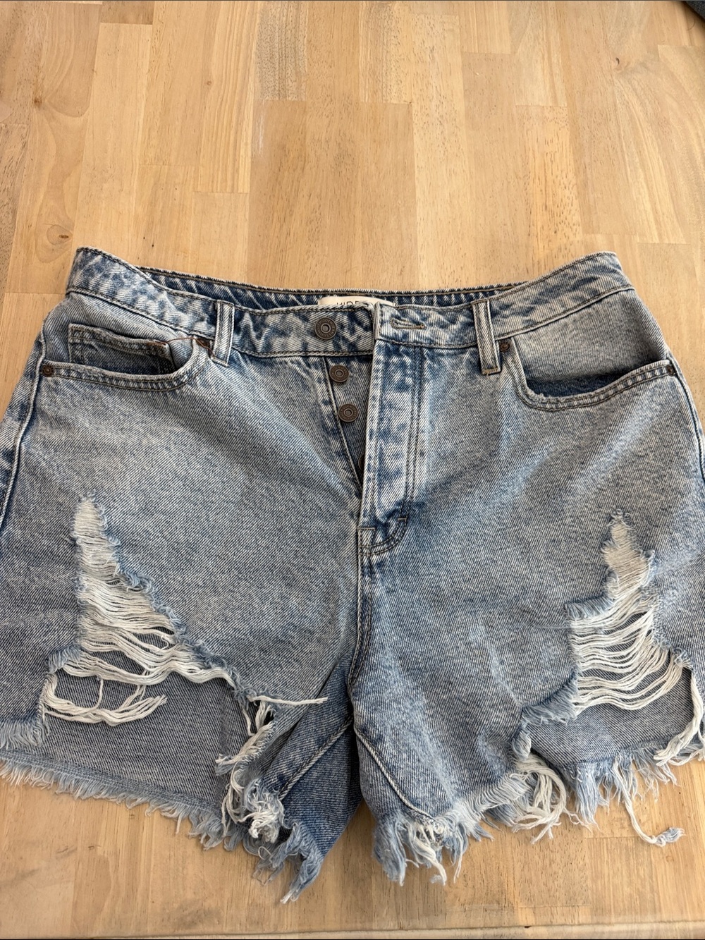 Vintage-Inspired Distressed Denim Shorts — Light Blue brand new just lost the tg